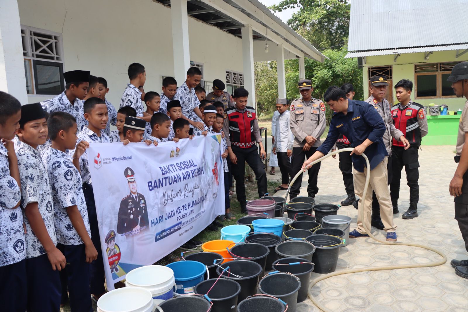 Hut Humas Ke Polres Luwu Distribusikan Air Bersih Ke Warga Pondok