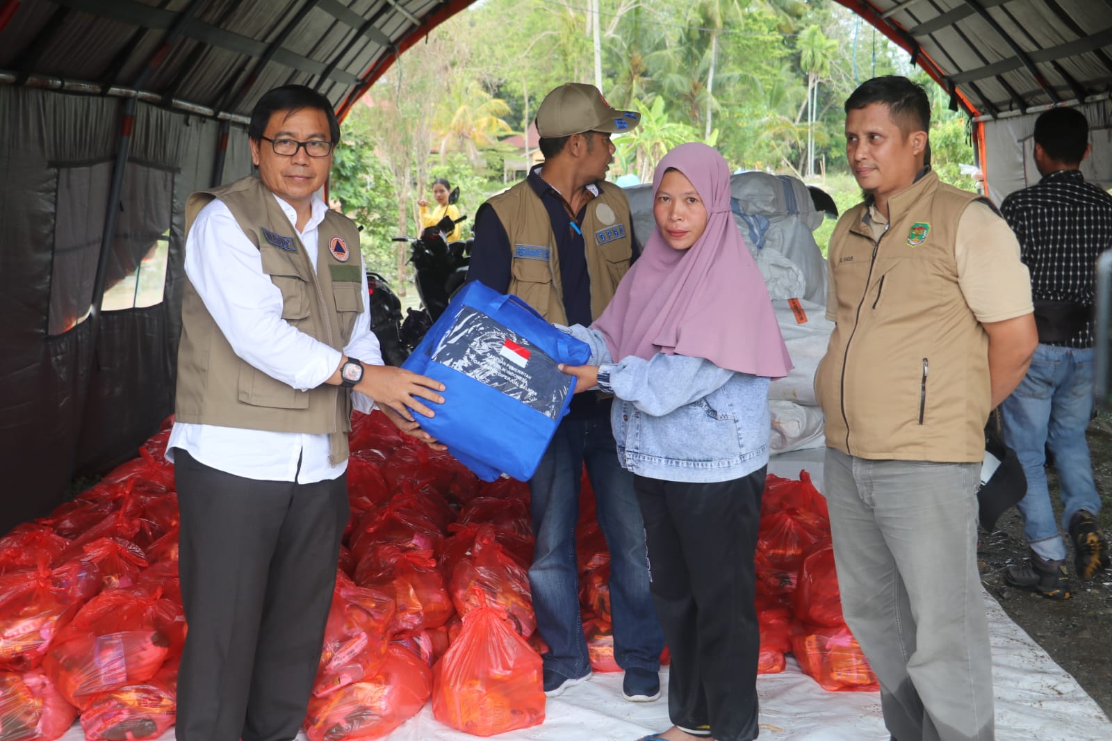 Pemda Salurkan Bantuan Dana Siap Pakai bagi Korban Banjir di Desa Cenning